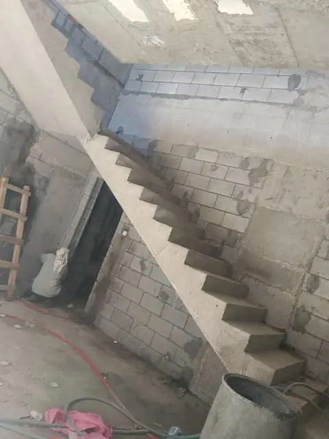 الدرج وجدران الطابوق